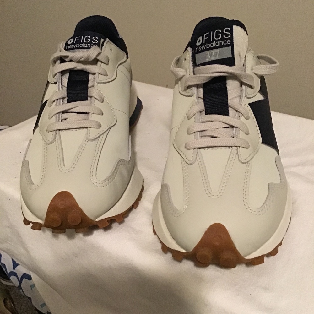 NWOT - New Balance Retro Fig Sneakers Cream & Navy (Women’s Sz 8 / Men’s SZ 6.5)